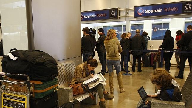 Afectados por Spanair en Barajas: «Te sientes desamparado, nadie te da una solución»
