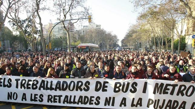 TMB congela el sueldo a trabajadores del metro y suprime una paga a los directivos