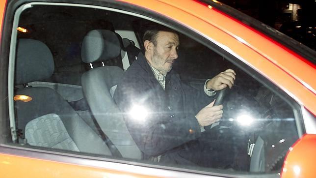 Rubalcaba no se cree la mano tendida de Chacón: «Es mera táctica electoral que quiera contar conmigo»