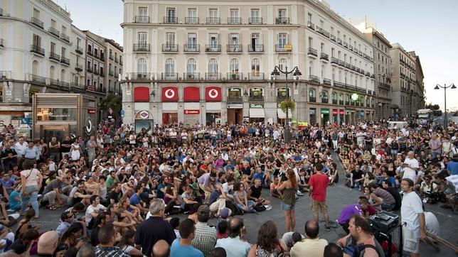 Suspendido de empleo y sueldo cinco días el policía que apoyó el 15-M