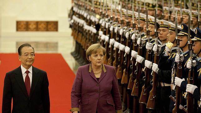 Merkel pide a China que siga confiando en el euro pese a la crisis