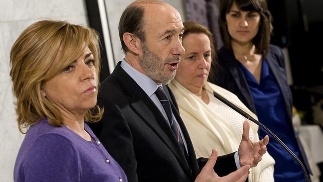Rubalcaba ofrece al PSOE como refugio a grupos feministas y su «número dos» será una mujer