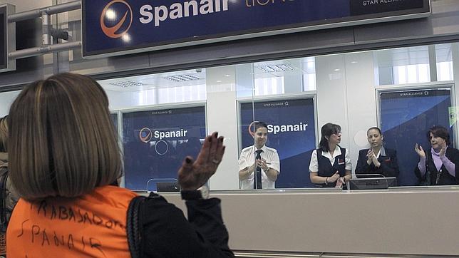 «Pic-nic reivindicativo» de trabajadores de Spanair en Barajas