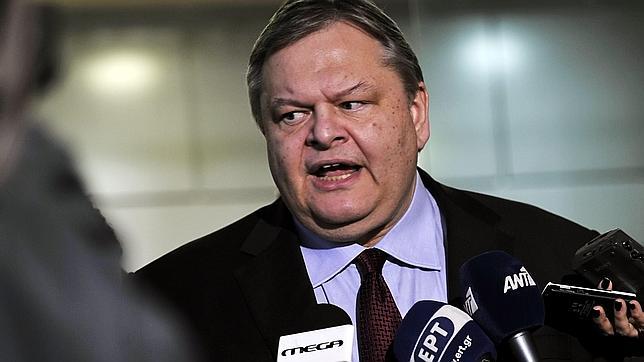 Grecia pacta con la «troika» despedir a 15.000 funcionarios en 2012