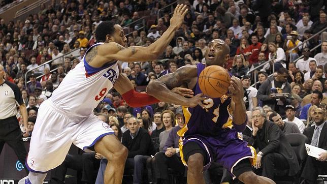 El récord anotador de Kobe Bryant no da la victoria a los Lakers