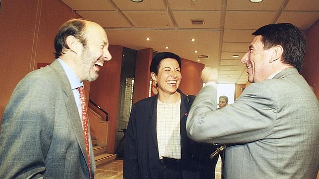 Paco Vázquez acusa a Rubalcaba de recurrir a un «anticlericalismo casposo»