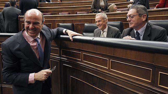 De Guindos espera un acuerdo en el Eurogrupo para que Grecia no caiga en el impago