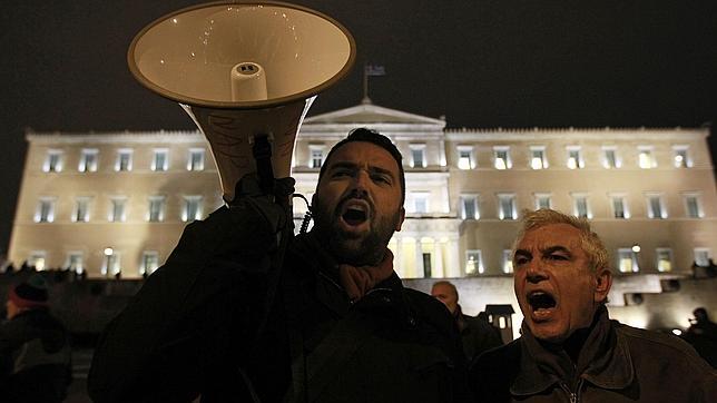 Atenas decide si se asfixia en los recortes o muere en quiebra