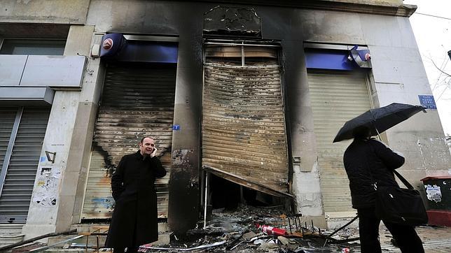 Grecia se libra de la quiebra con la población en contra de los recortes