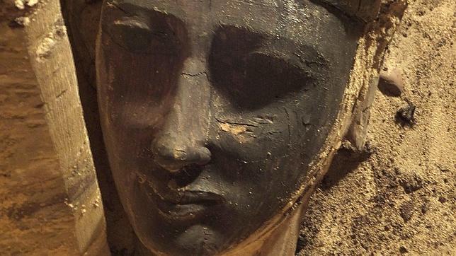 Arqueólogos españoles hallan una veintena de momias y un sarcófago en Egipto