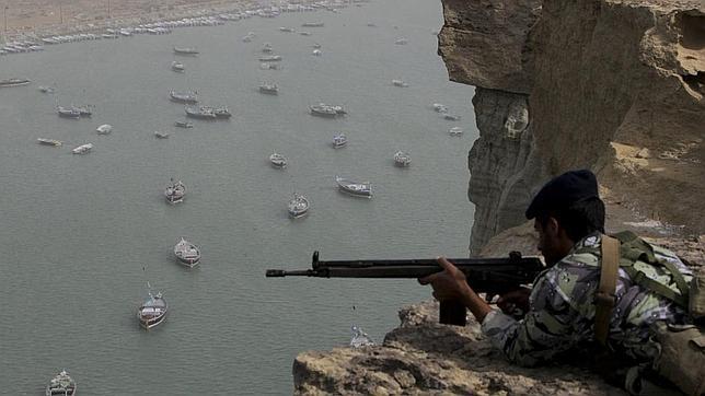 Irán prepara «lanchas suicidas» para cerrar Ormuz