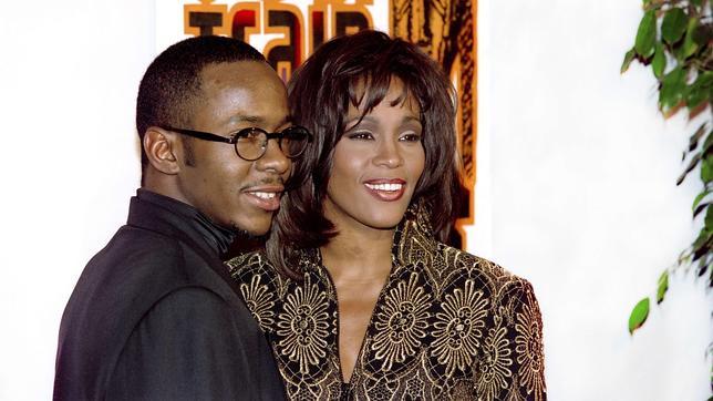 La familia de Whitney Houston quiere vetar a Bobby Brown en el funeral de la artista