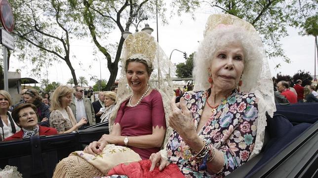 La Duquesa de Alba rompe a llorar por el acoso de los periodistas