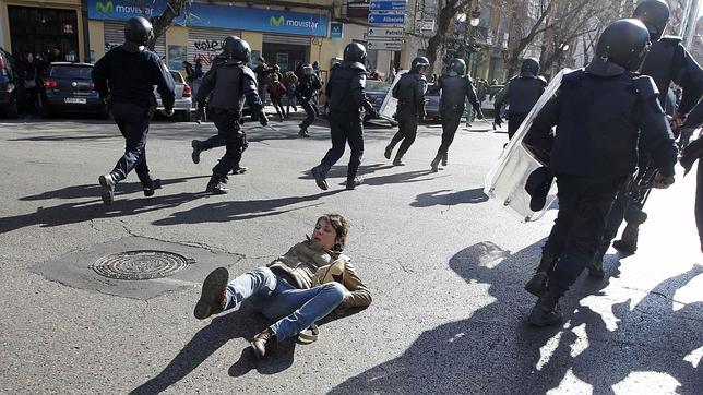 Gallardón: «Violar la ley debe tener igual reproche para los menores de edad»