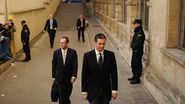 Apenas una decena de personas espera a Iñaki Urdangarín en los juzgados de Palma