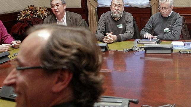 El PP pide al PSOE que vuelva al Parlamento y deje la calle