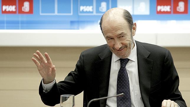 Rubalcaba: «Me acuerdo de las pancartas con alguna alcaldesa del PP en la verja de Interior»