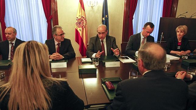 Fernández Díaz y Ares renuevan su compromiso de hacer irreversible el fin de ETA