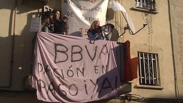 Frenan quince días otro desahucio en Madrid horas después de la primera dación en pago