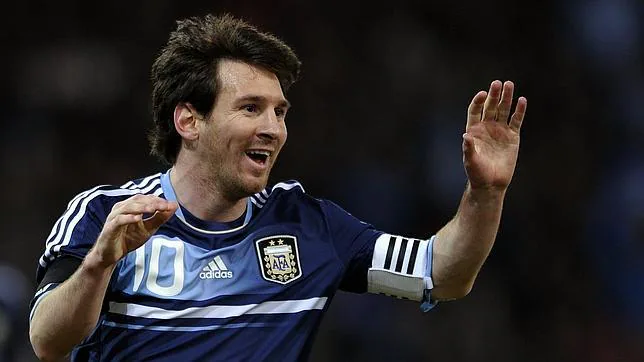 Messi brilla con Argentina y marca su primer triplete