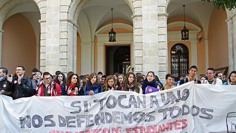Multitudinaria marcha en Valencia en protesta por los recortes en enseñanza