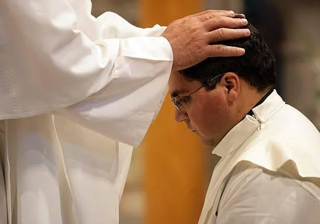 La Iglesia mira «preocupada» la caída de sacerdotes, un 24% desde 2005