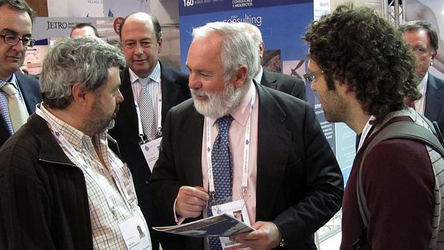 Cañete aboga por «la interacción del sector público y del privado» en la gestión del agua