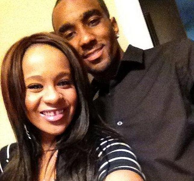 La hija de Withney Houston, Bobbi Kristina sale con su hermano adoptivo, Nick Gordon