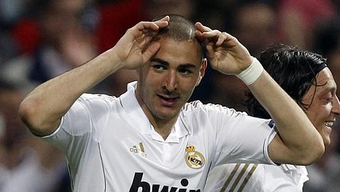 Benzema y Lass apuntan al once frente al Málaga