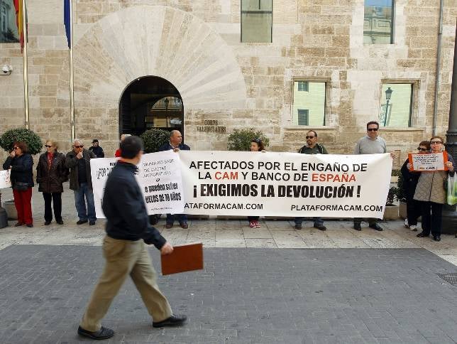 Amorós falseó las cuentas de CAM y su pensión vitalicia es «fraudulenta»