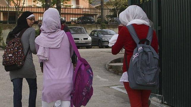 La familia de una niña recurre su expulsión del instituto por usar velo