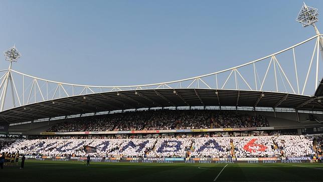Los hinchas del Bolton rinden homenaje a Fabrice Muamba