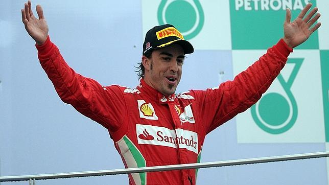 Alonso gana en plan campeón