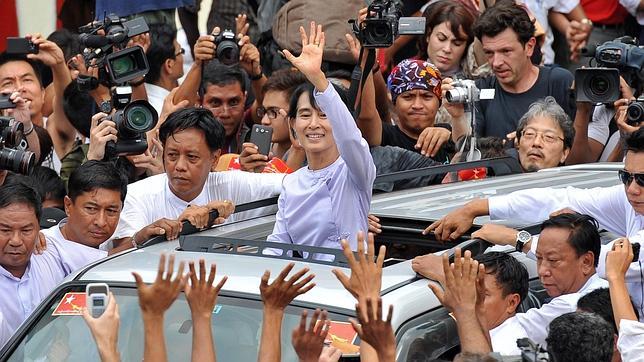 Suu Kyi califica de «victoria del pueblo» el triunfo abrumador de su partido en Birmania
