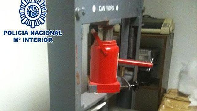 Desmantelan en Madrid dos talleres que «maquillaban» coches de lujo robados