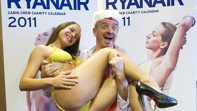 Una broma de Ryanair hace creer que obliga a sus azafatas a adelgazar para ahorrar combustible