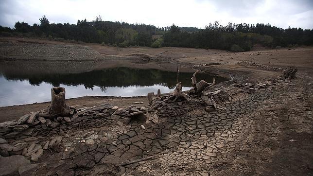 Tres embalses restringen el agua que desalojan por la grave sequía en Galicia
