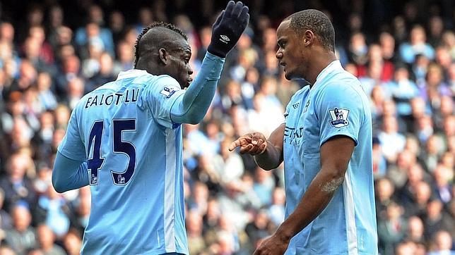 Balotelli sale ileso de un accidente de coche