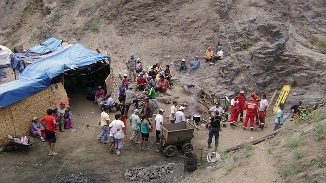 Nueve mineros permanecen sepultados en un pozo en Perú