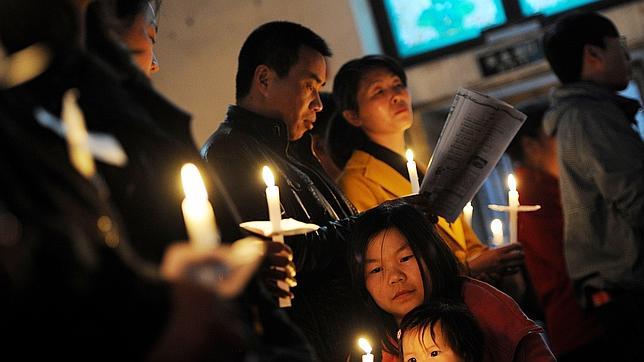 El primado católico británico insta a los cristianos a portar un crucifijo