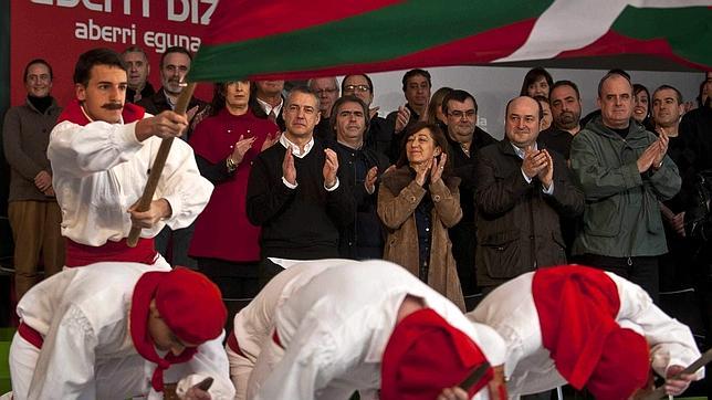 Urkullu pide a Rajoy que abra un «dialogo resolutivo» con ETA