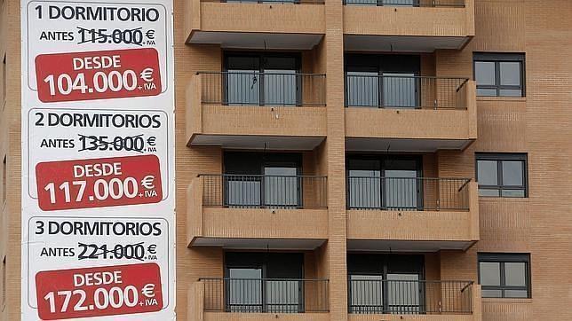 La compraventa de viviendas acelera su caída interanual al 32% en febrero