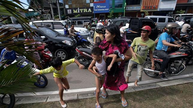 Una serie de fuertes terremotos devuelven al sureste asiático las escenas de pánico de 2004