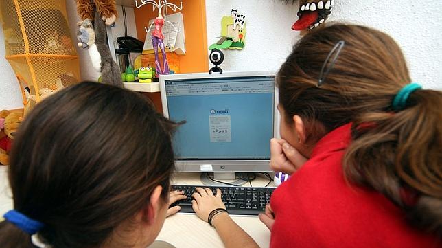 Ofrecía 4.000 euros a menores por poses sexuales