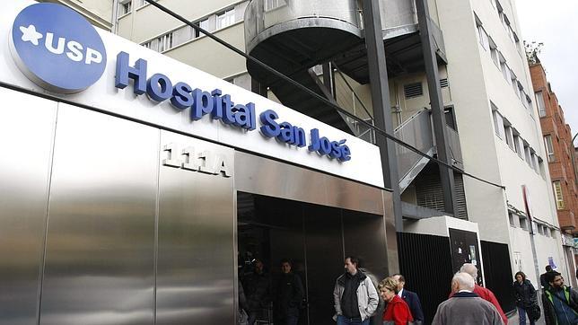 El Príncipe Felipe y la Infanta Elena visitan al Rey Juan Carlos