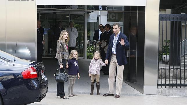 Los Príncipes visitan al Rey junto a las Infantas Leonor y Sofía