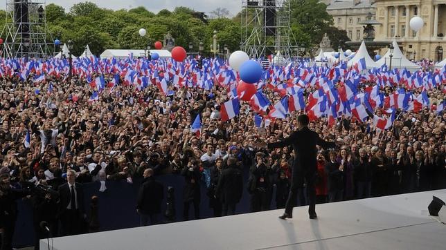 Sarkozy y Hollande dramatizan la campaña temiendo el voto final de Moody's