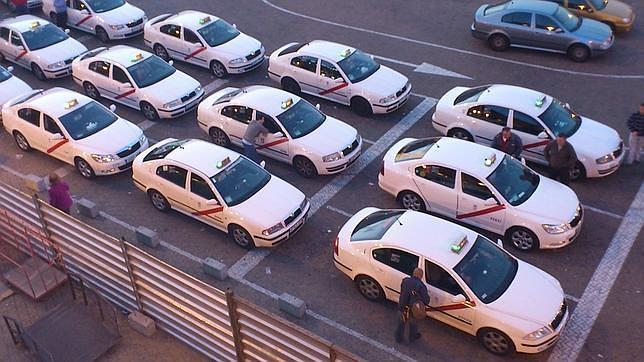 Los taxistas reclaman urinarios en las paradas para «dignificar su profesión»