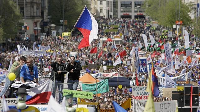 Miles de personas salen a la calle en Praga contra los recortes ...