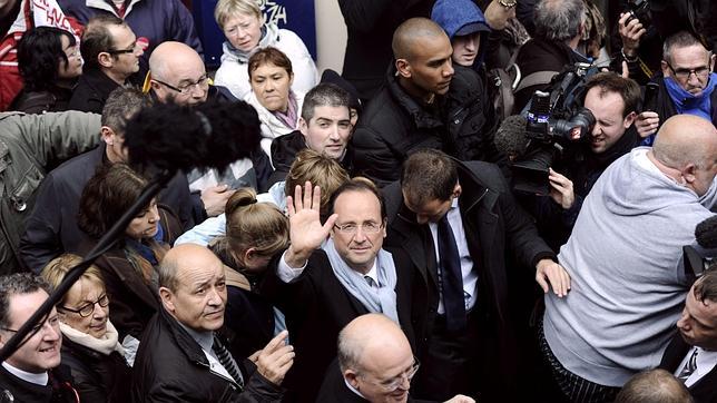 El socialista Hollande tiende la mano a los electores de Le Pen